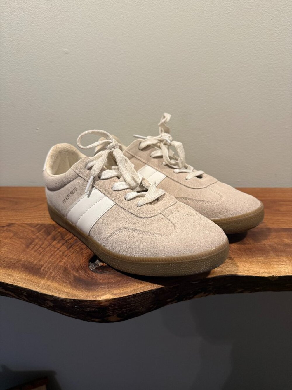 FC Austria-S Beige Sneakers US 9, white stripes, suede